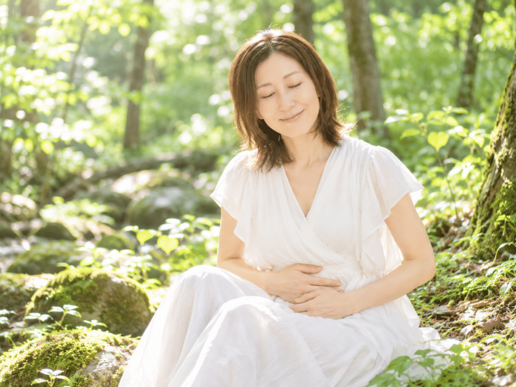 たまよろ庵のYukiがお腹に手を当てている